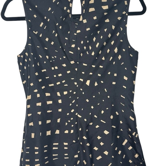 Trina Turk 100% Silk Sleeveless Top Black and Tan with Side‎ Zip Key Hole Button - Picture 2 of 6